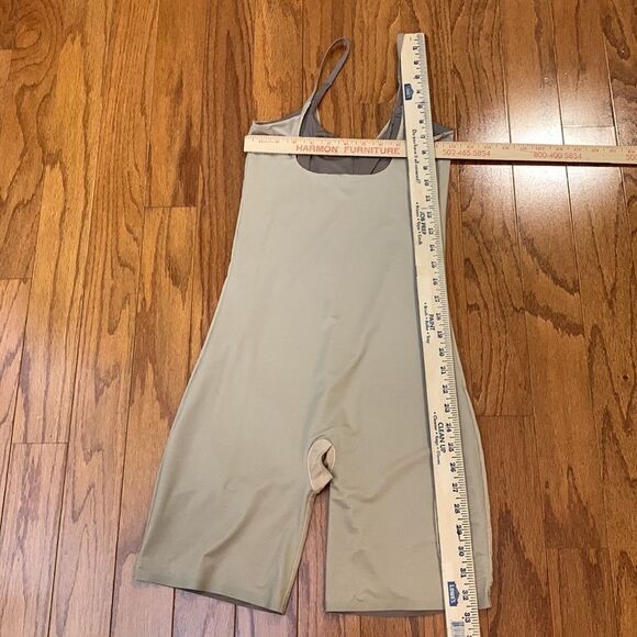 Reversible nude & tan body shaper. Size Medium-Large - Picture 4 of 8